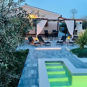 holiday-house-tesser-with-pool.pula-hotels.org/